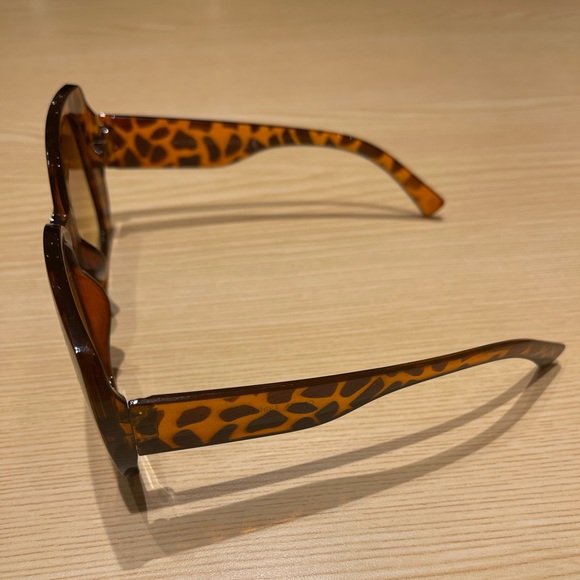 NWOT Chic Tortoiseshell Sunglasses - Picture 6 of 6